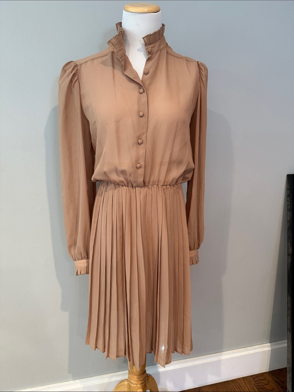 Vintage 80s Pleated Long-Sleeve Ruffle Collar Dress in Tan- size 8